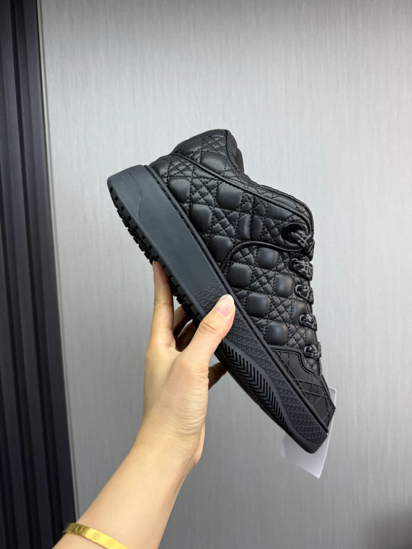 Men's shoes 💰800💰 Dior sneakers enrich the classic series with fashionable retro style. Carefully crafted, they can be paired with casual looks all year round. Dad Shoes style shoes that follow the trend of the retro market ▪️ Fabric: Original custom embroidered cowhide ▪️ Lining: Imported breathable mesh ▪️ Sole: Original molded non-slip outsole ▪️ Size: 38-45 (45 is custom-made and cannot be returned)